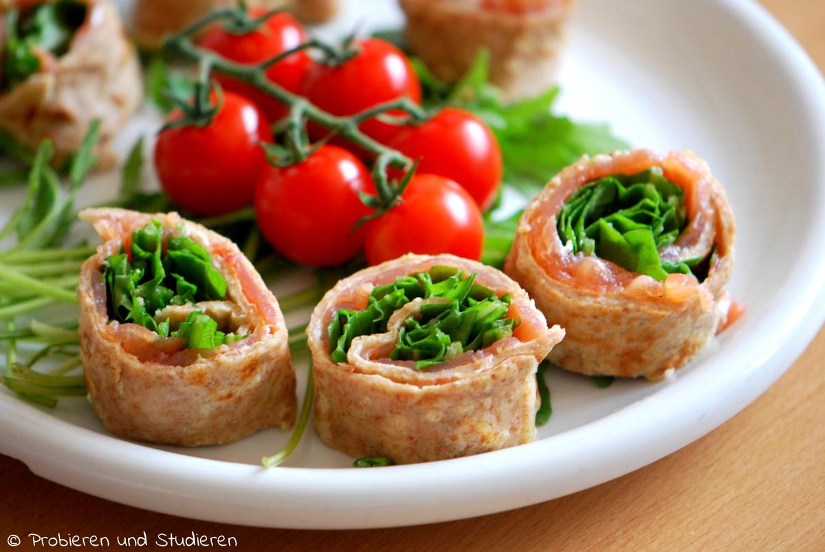 Rezeptbild: Lachs-Crépe-Röllchen mit Rucola