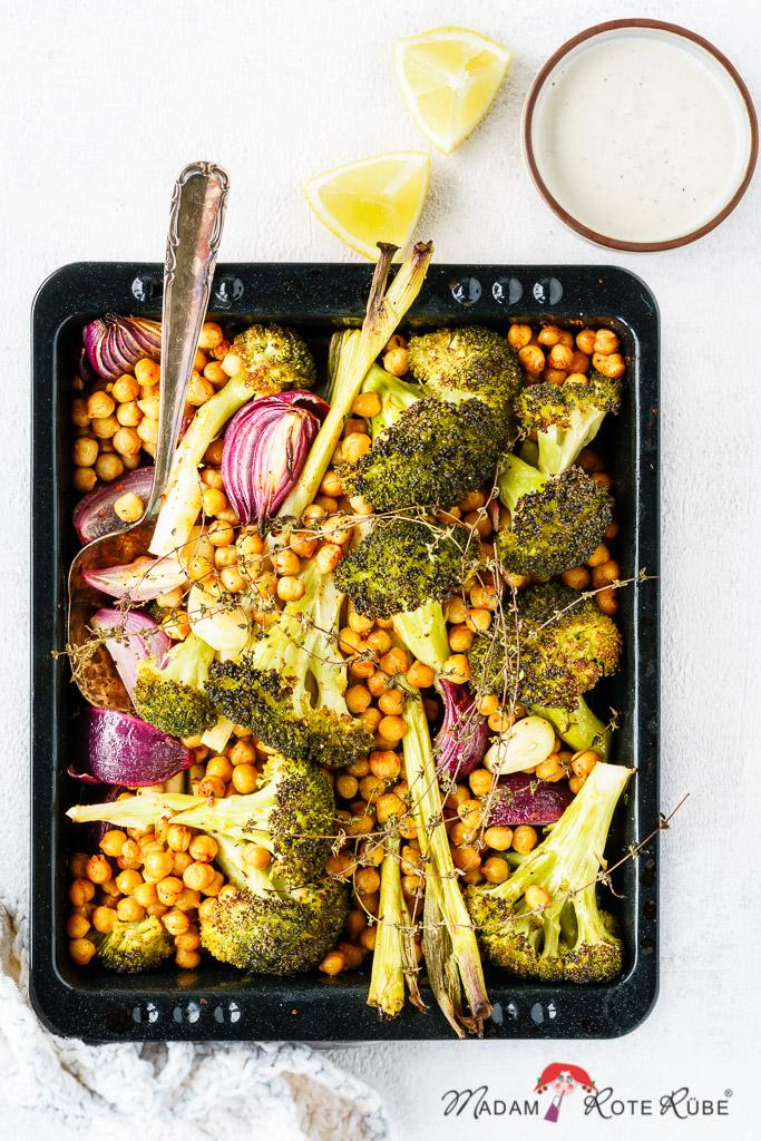 Rezeptbild: Ofengemüse vom Blech: Brokkoli mit Kichererbsen und Zitronendip