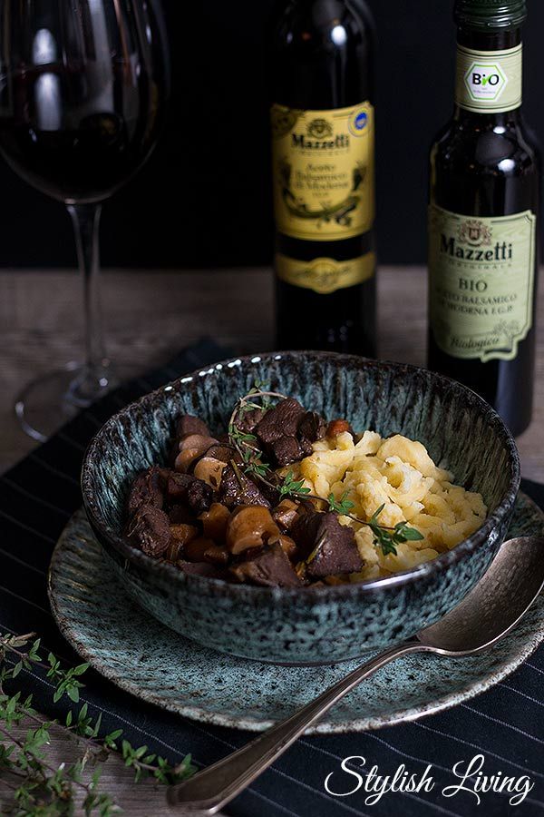 Rezeptbild: Rehgulasch mit selbstgemachten Spätzle