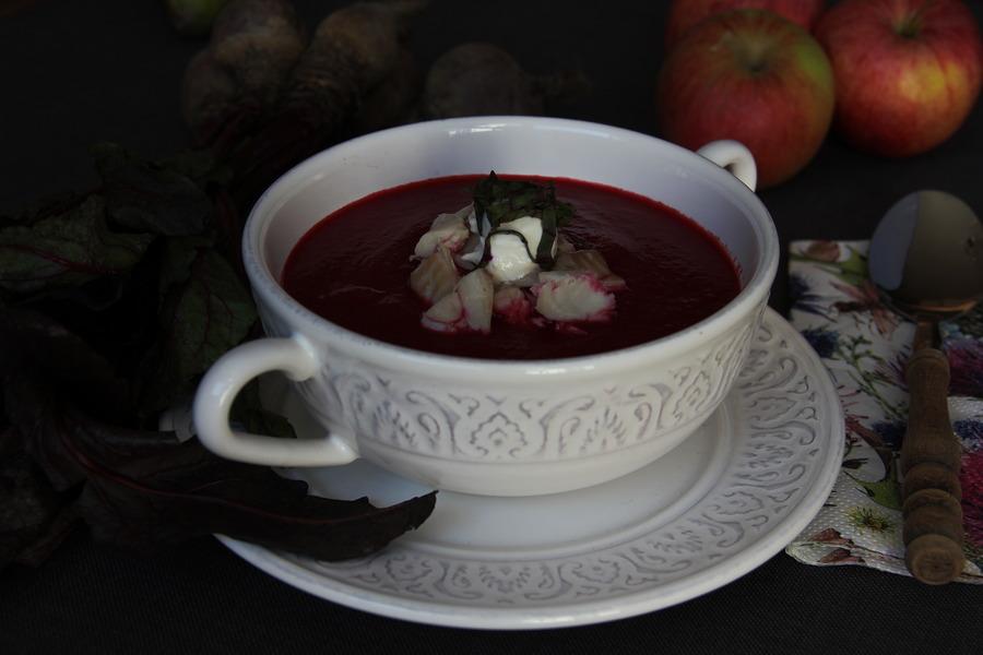 Rezeptbild: Rote-Rüben-Suppe mit geräuchertem Saibling