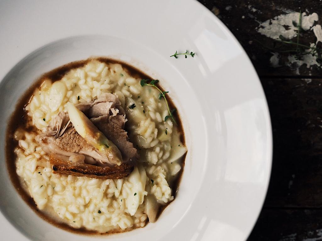 Rezeptbild: Spargelrisotto mit Schweinekrustenbraten und Schoko-Sauce