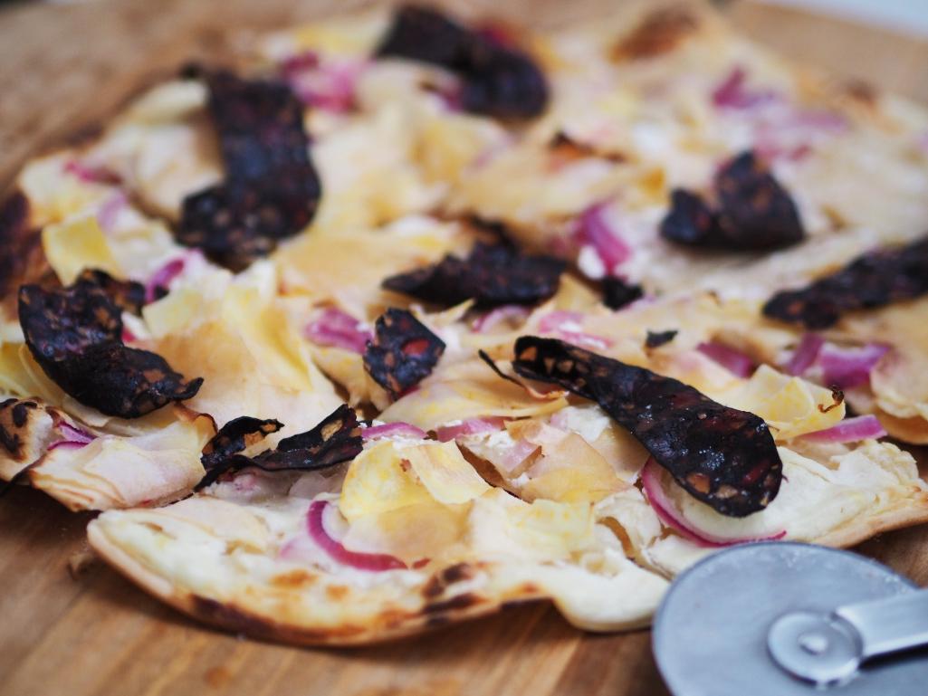 Rezeptbild: Flammkuchen mit Blutwurst, Steckrübe und Apfel