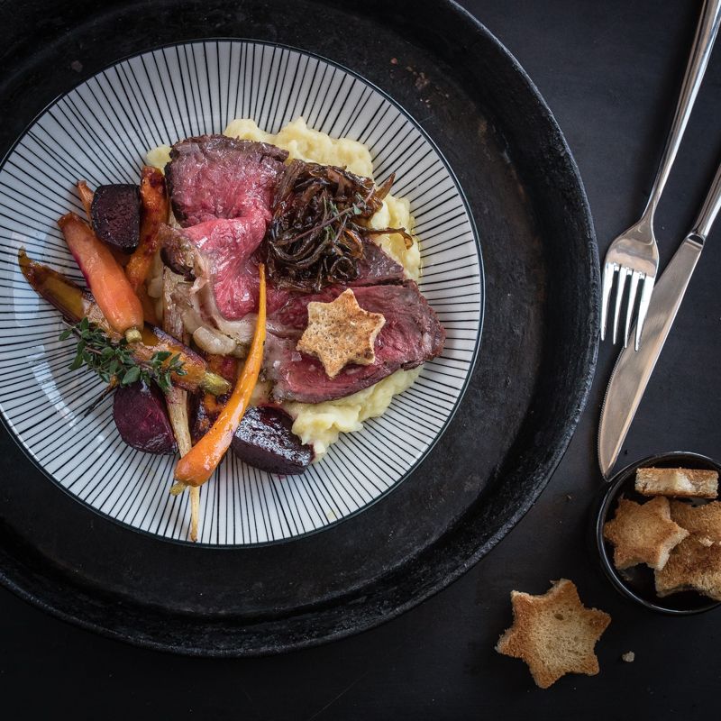 Rezeptbild: Roastbeef mit Knoblauch im Ofen gegart, geröstetes Wurzelgemüse, Kartoffel-Sellerie-Butterstampf, Balsamico-Schalotten