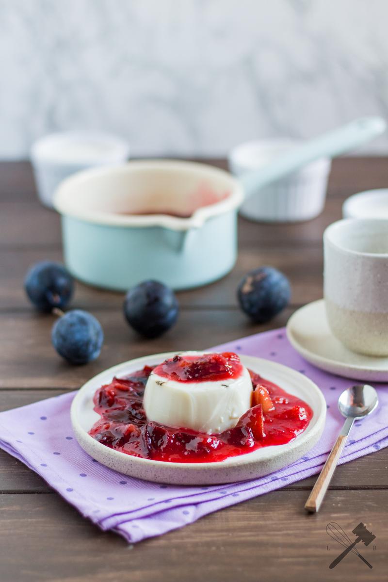 Rezeptbild: Vanille Panna Cotta mit Zwetschgenkompott