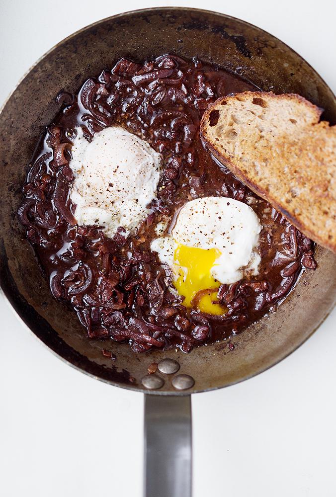 Rezeptbild: Pochierte Eier in Rotweinsauce - Oeufs en meurette