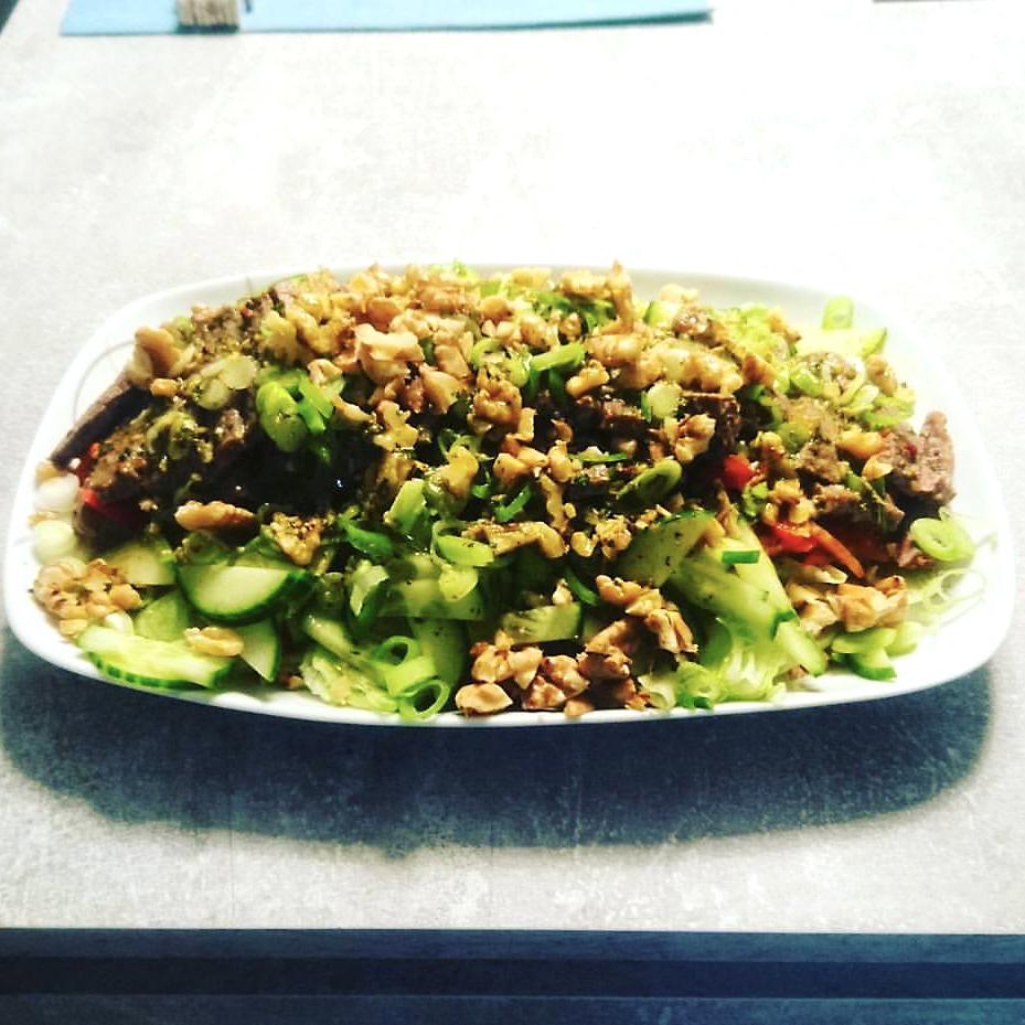 Rezeptbild: Steak Salat mit gerösteten Walnüssen