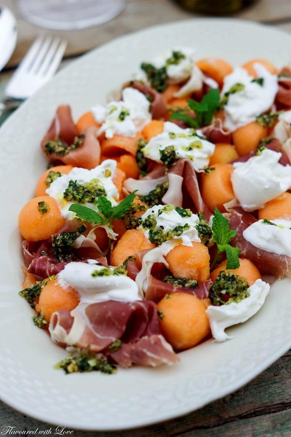Rezeptbild: Melone und Parmaschinken mit Burrata und Minzpesto
