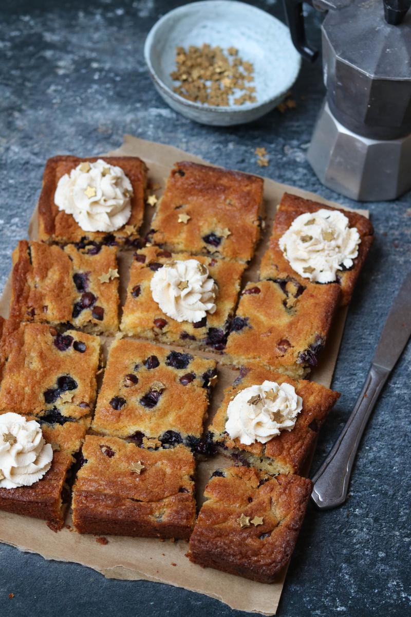 Rezeptbild: Blondies mit Blaubeeren und Spekulatiuscreme