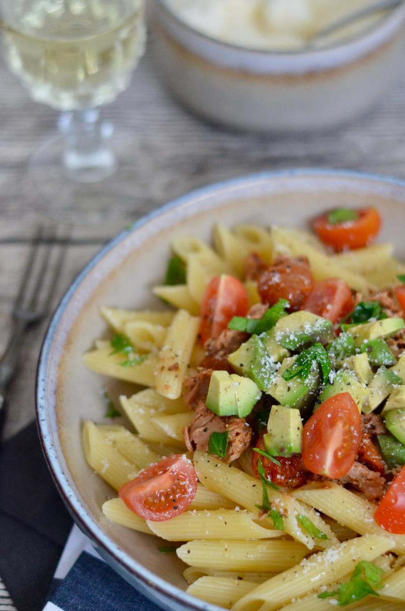 Rezeptbild: Pasta mit Thunfisch, Tomaten & Avocado