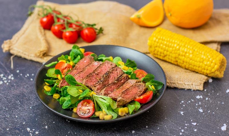 Rezeptbild: Zarte Rindersteak-Streifen mit buntem Salat