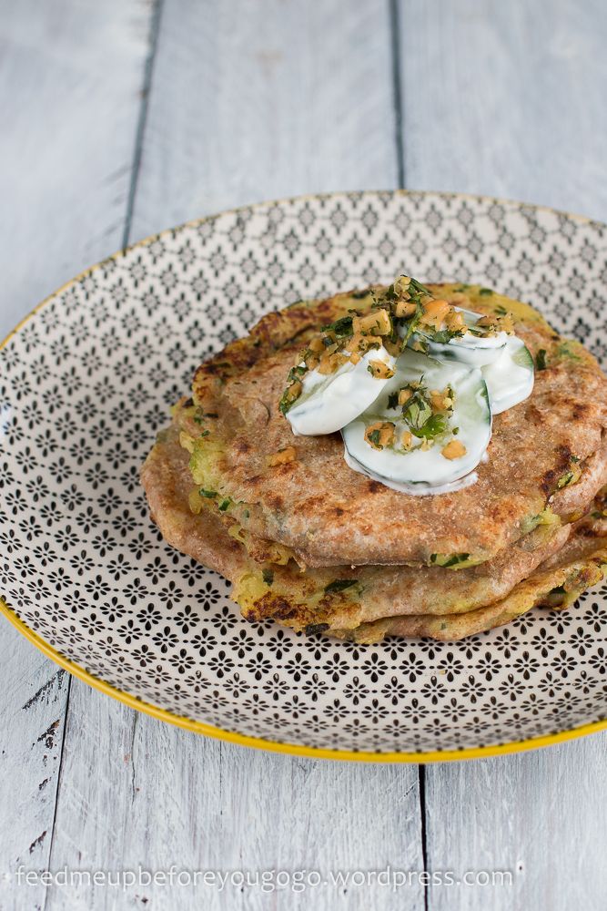 Rezeptbild: Kartoffel-Bärlauch-Paratha und Gurkensalat mit Kräuter-Nuss-Gremolata