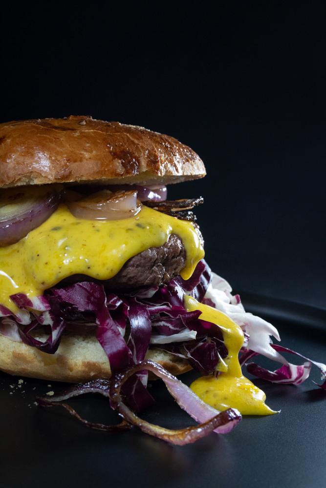 Rezeptbild: Wildschweinburger mit Radicchio, Zwiebelringen und Mädesüß-Mayonnaise