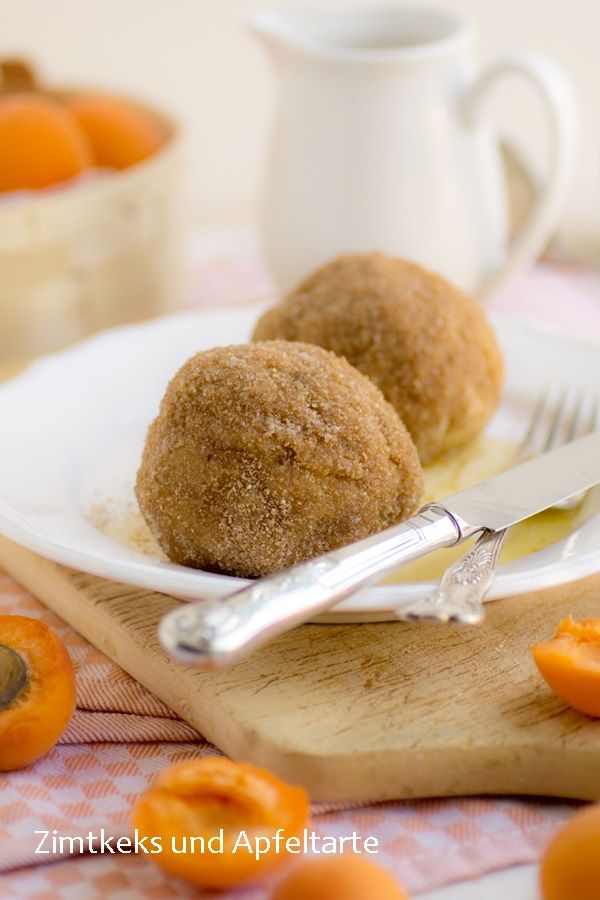Rezeptbild: Marillen-Knödel mit Zimt-Bröseln