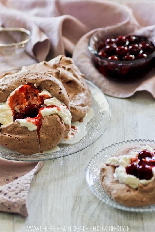 Rezeptbild: Schoko-Pavlova mit Kirsch-Kompott