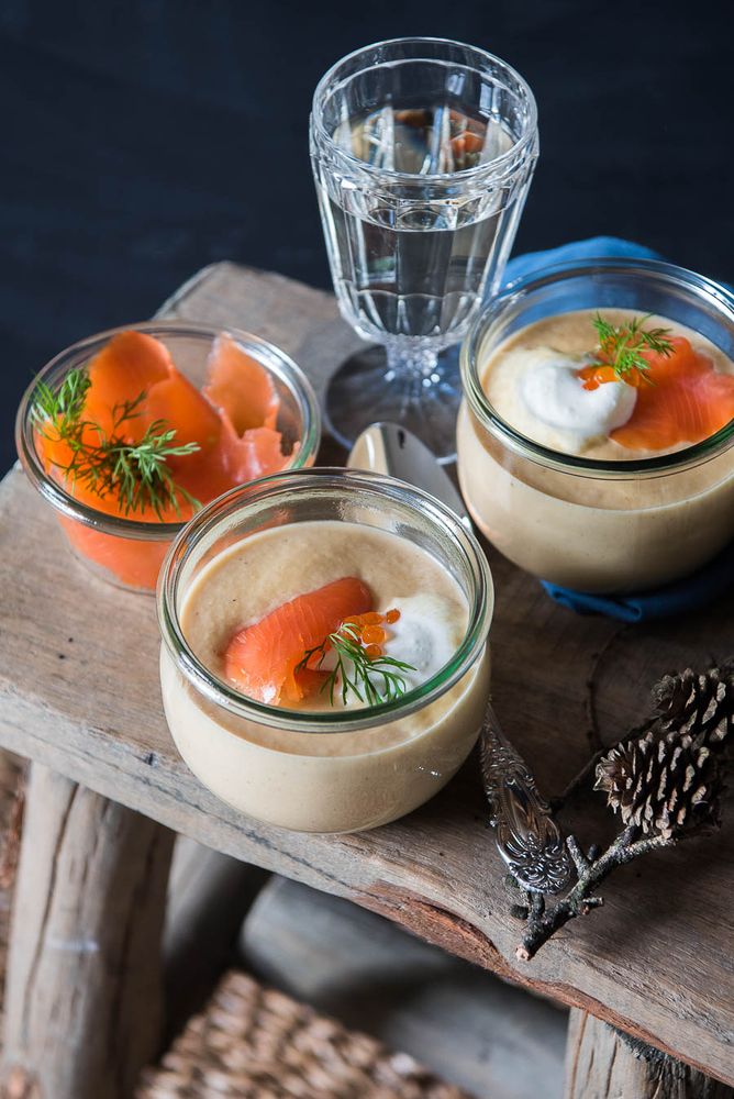 Rezeptbild: Pastinakencremesuppe Mit geräuchertem Lachs und Caviar