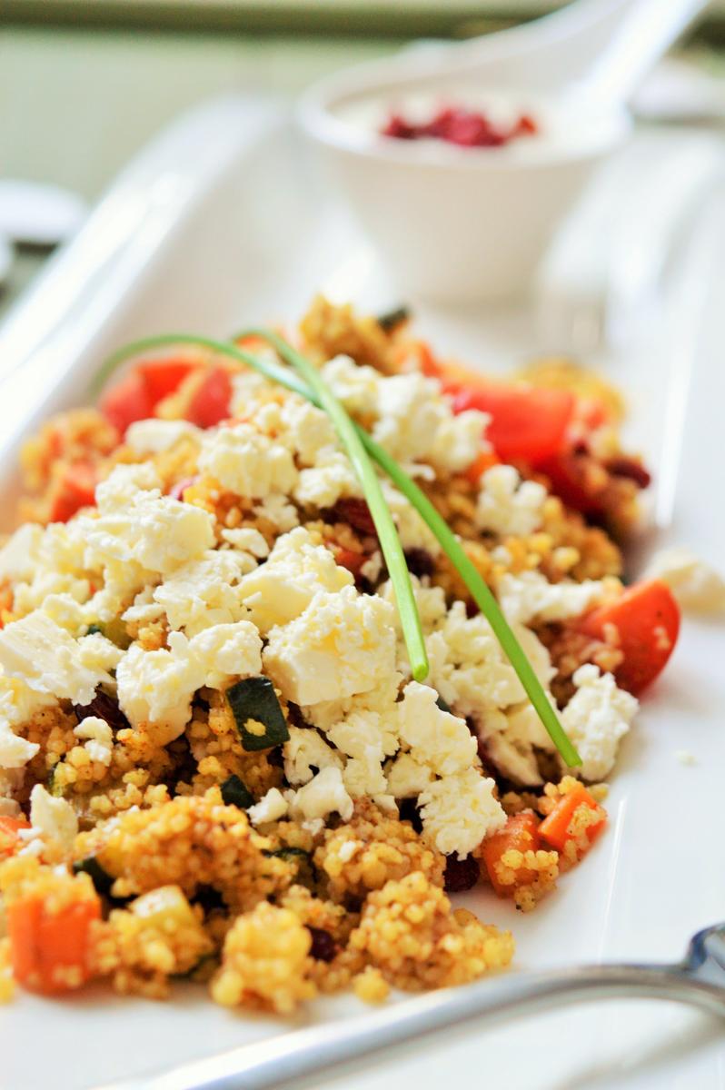 Rezeptbild: Couscous Salat mit frischer Joghurtsauce