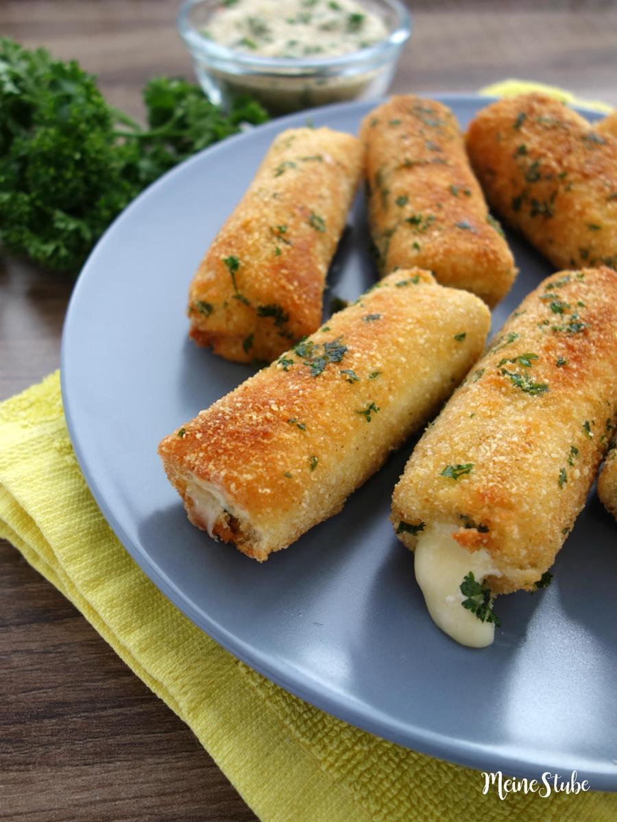 Rezeptbild: KÄSE-SCHINKEN-RÖLLCHEN IN KNUSPRIGER PARMESAN-PANADE
