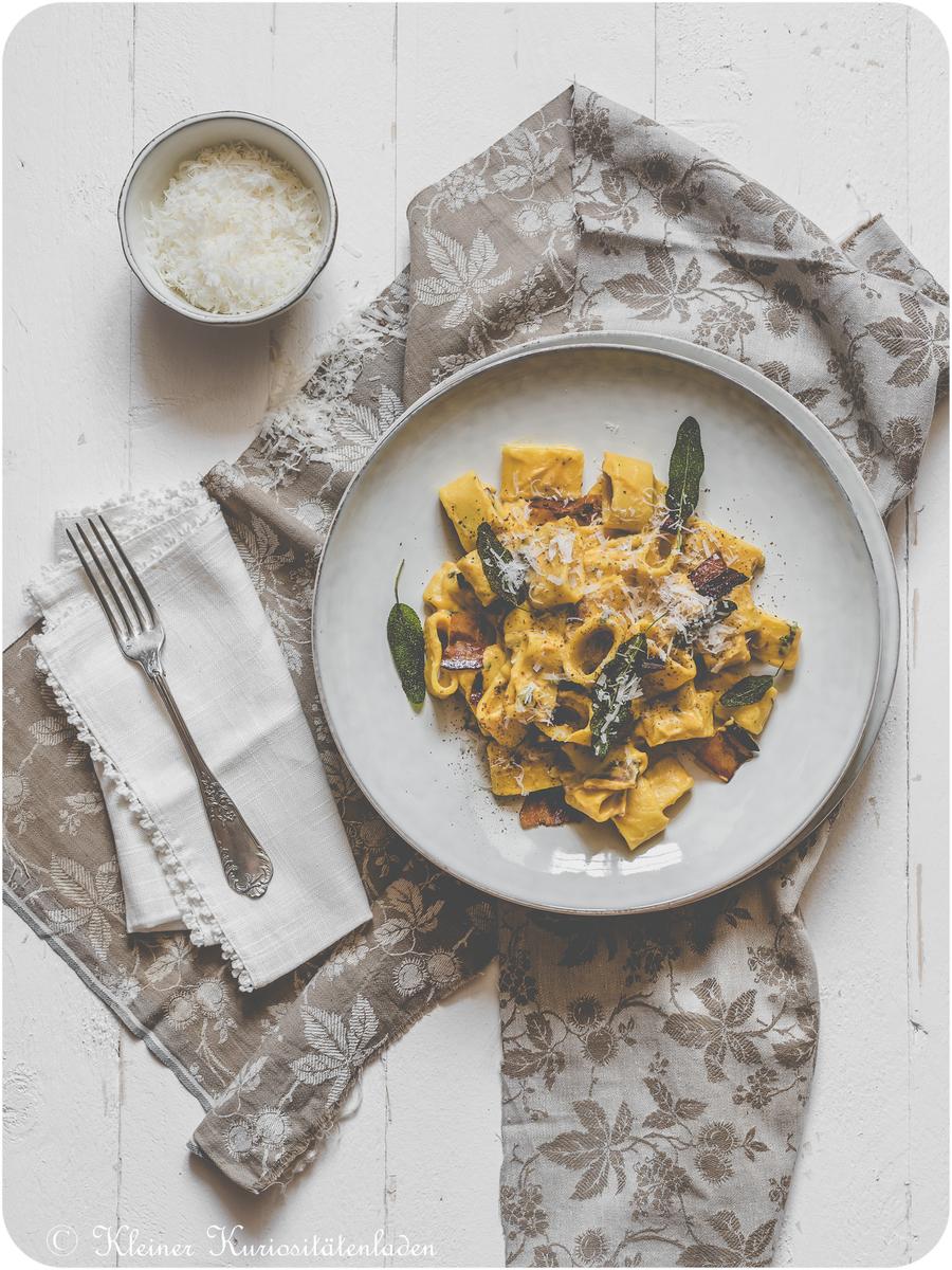 Rezeptbild: Calamarata mit cremiger Kürbis-Salbeisauce