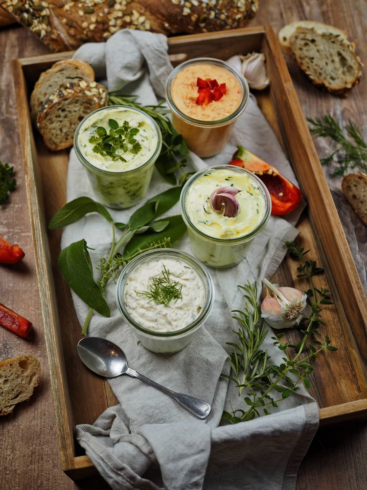 Rezeptbild: Herzhafte Brotaufstriche: 4 köstliche und schnelle Varianten [Kräuter, Knoblauch, Lachs, Paprika]