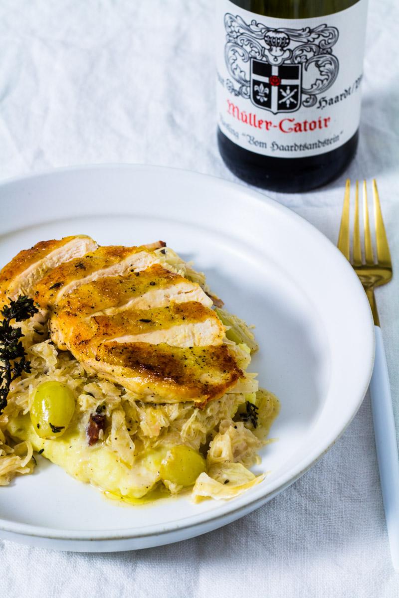 Rezeptbild: Maishähnchenbrust auf Trauben-Rahm-Sauerkraut und Kartoffelstampf