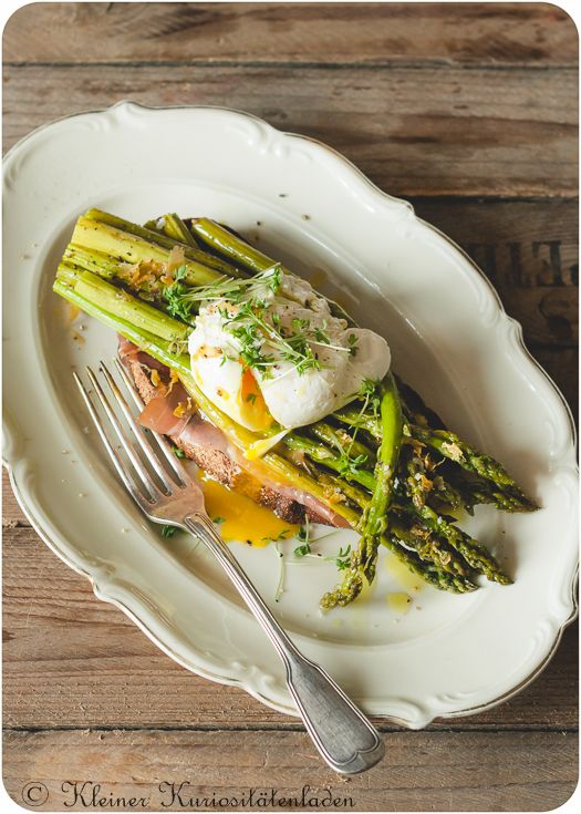 Rezeptbild: Crostini mit grünem Backofenspargel und pochiertem Ei