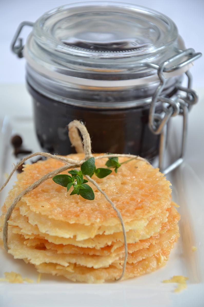 Rezeptbild: Parmesanplätzchen mit roter Zwiebelmarmelade