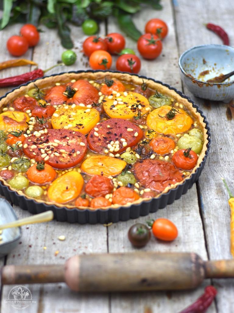 Rezeptbild: Vollkorn-Pesto-Tomatentarte mit Zedernkernen & Chili