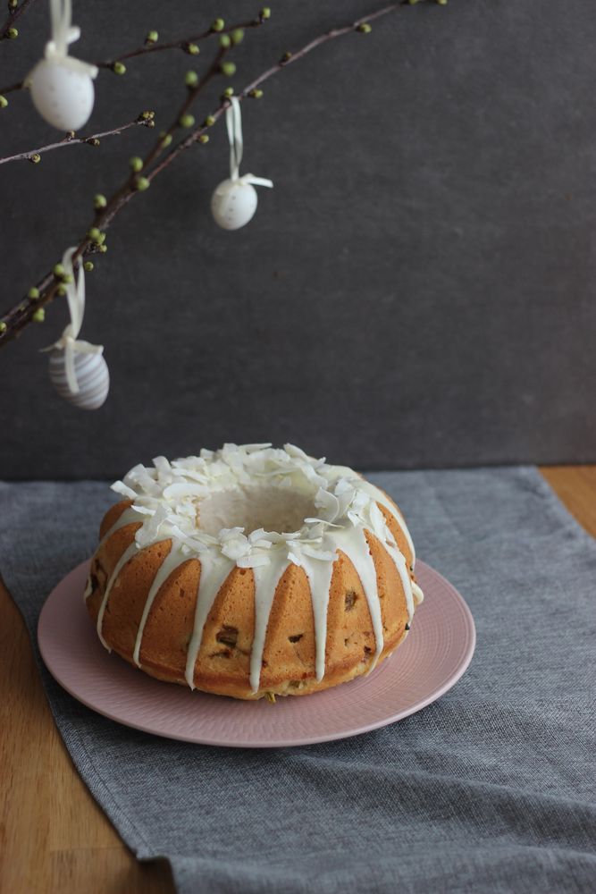Rezeptbild: Rhabarber-Kokos-Gugelhupf mit weißer Schokolade
