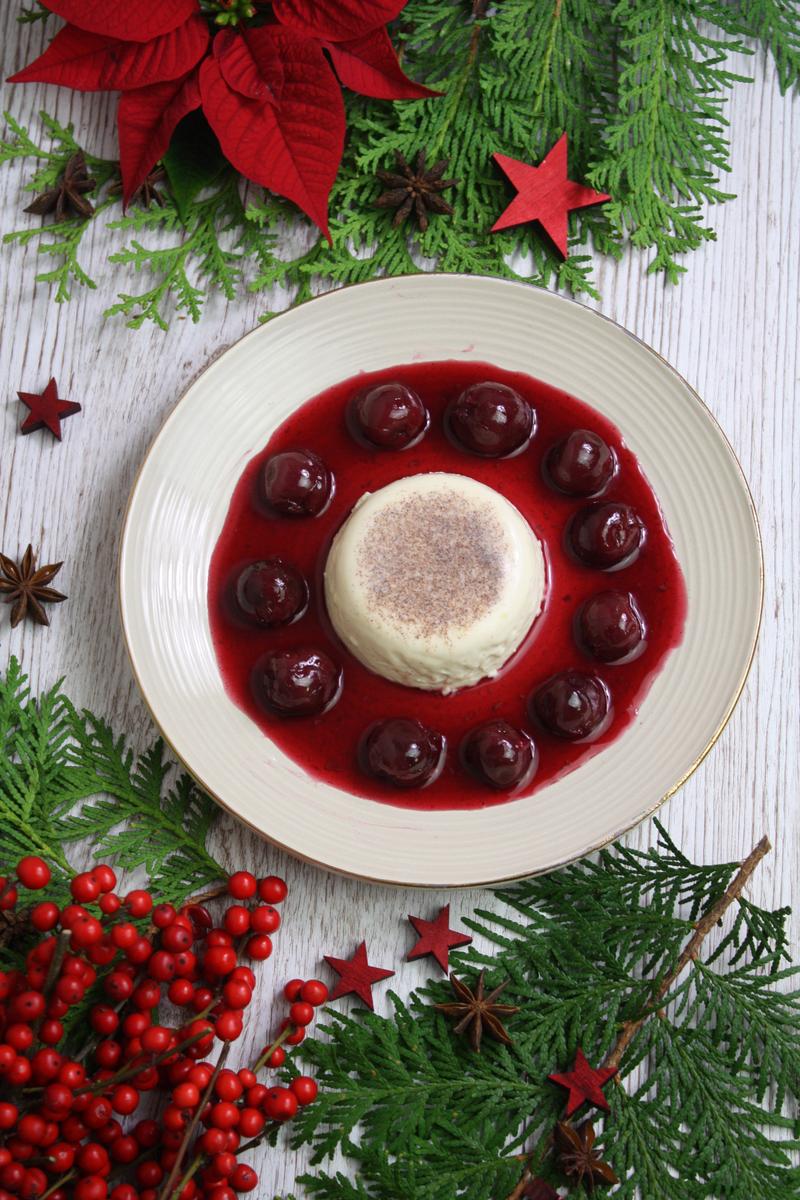 Rezeptbild: Lebkuchen-Panna-cotta mit Gewürzkirschen