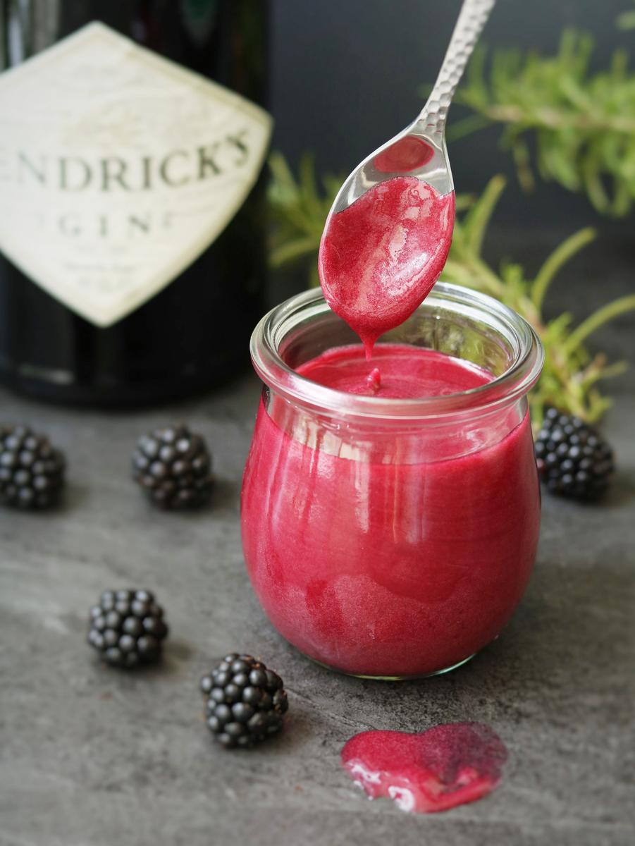 Rezeptbild: Brombeer-Gin-Curd mit Rosmarin