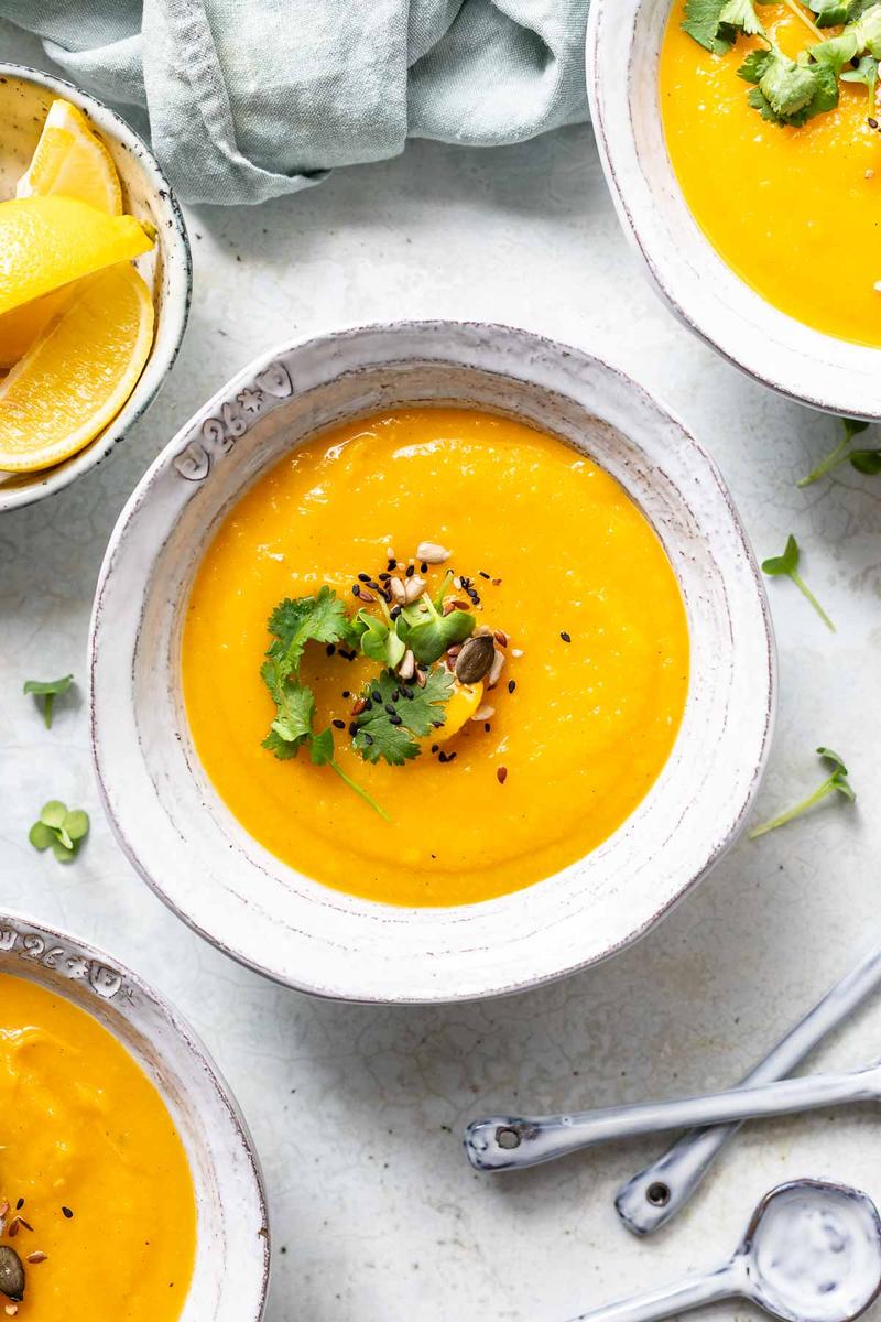 Rezeptbild: Butternut-Kürbis-Suppe mit Birne, Miso & Ingwer Rezept