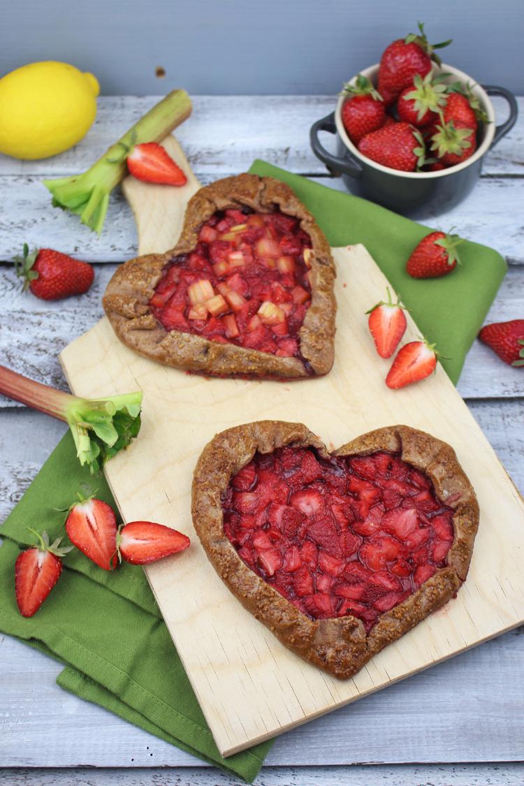 Rezeptbild: Schokoladen-Galette mit Erdbeeren und Rhabarber