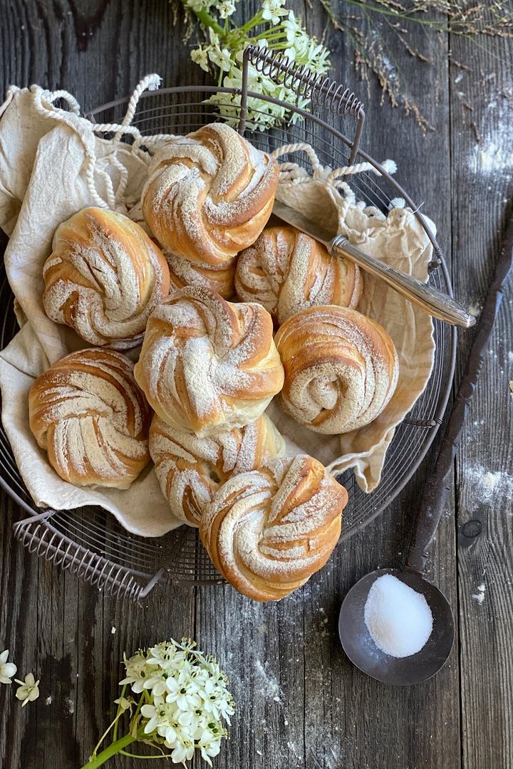 Rezeptbild: Frühstücksbrötchen knusprig & raffiniert