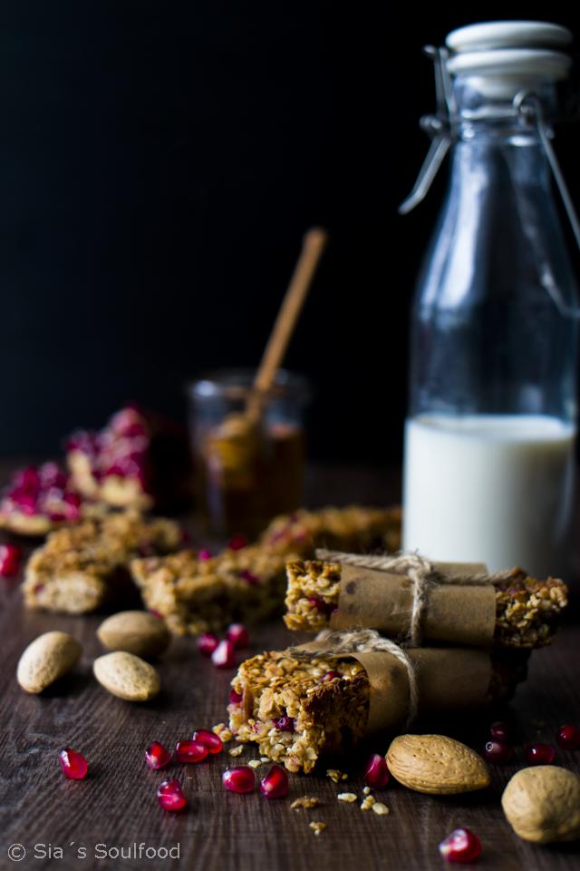 Rezeptbild: Granola Bars mit Mandeln und Granatapfelkernen 