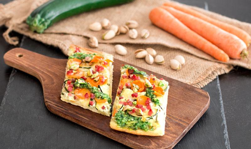 Rezeptbild: Bunter Zucchini-Pistazien-Flammkuchen