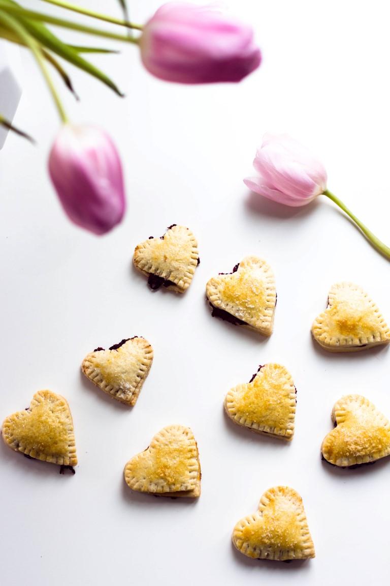 Rezeptbild: KEKSE IN HERZFORM MIT MARMELADENFÜLLUNG