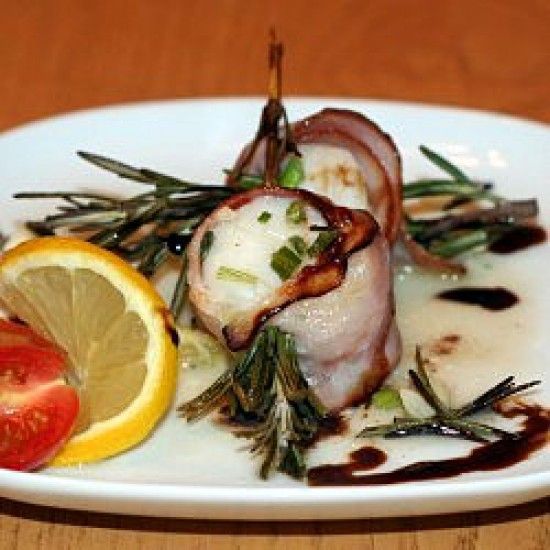 Rezeptbild: Jakobsmuscheln im Speckmantel auf Rosmarinspießen