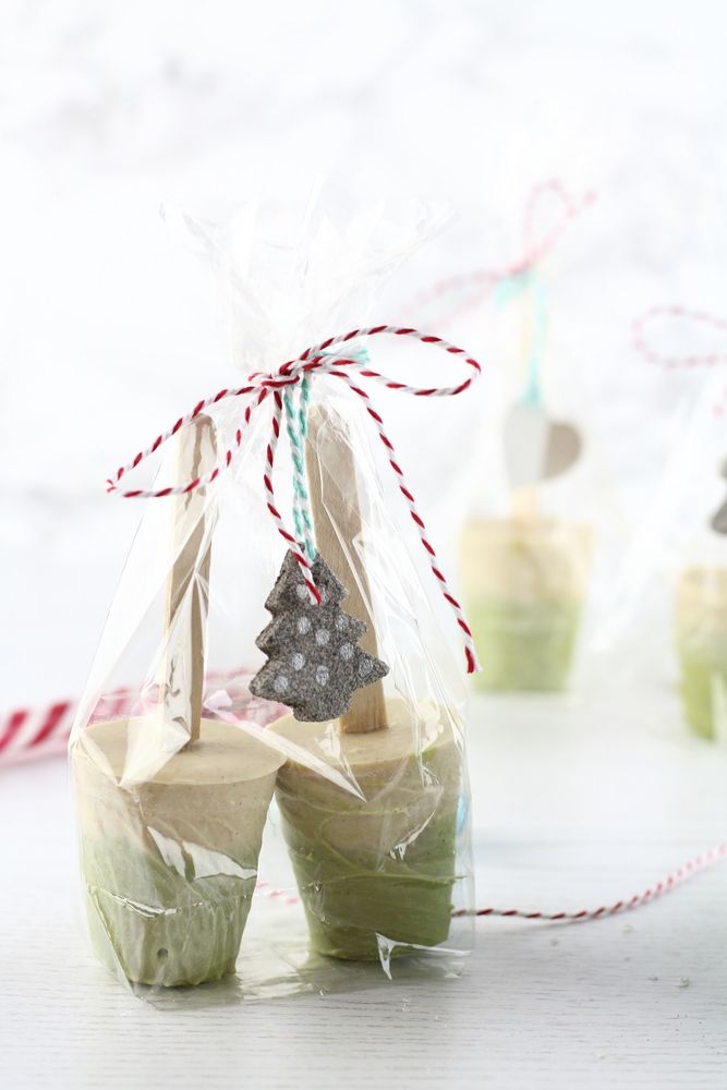 Rezeptbild: DIY Trinkschokolade am Stiel: Weiße Schokolade mit Matcha und Zimt