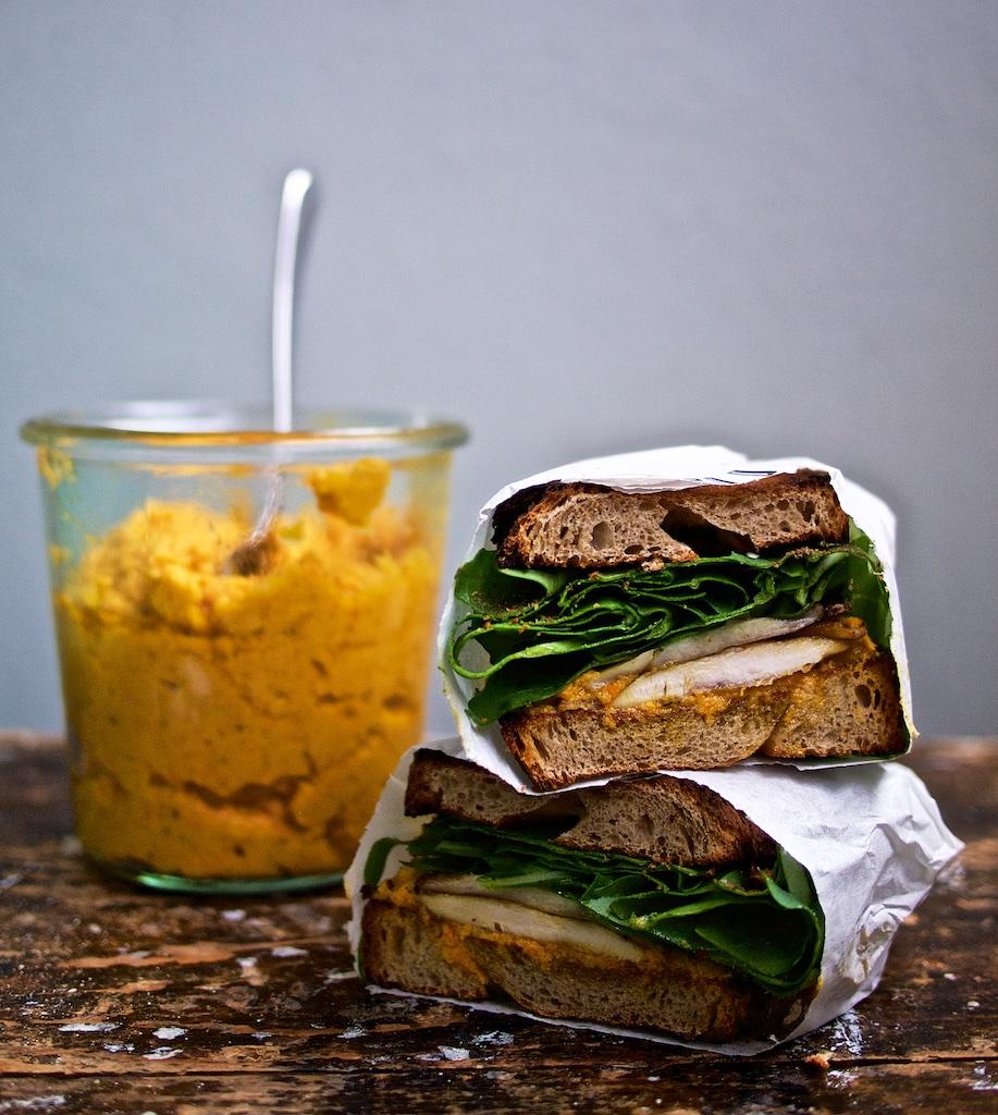 Rezeptbild: Karotten-Ingwer-Hummus auf einem Hähnchen-Pilz-Sandwich