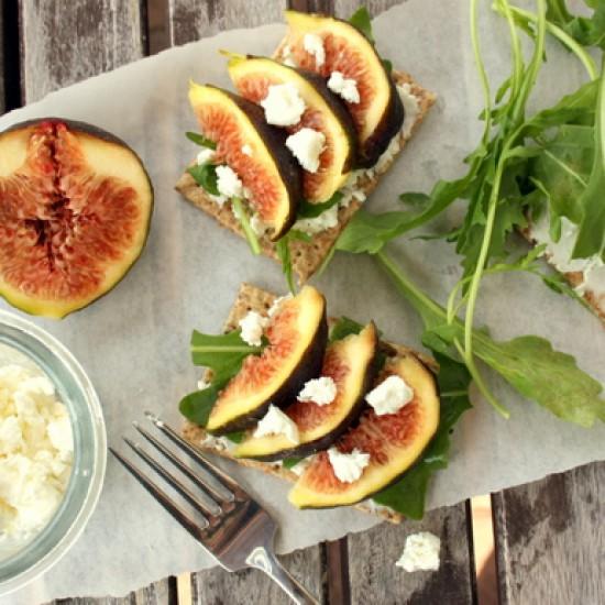 Rezeptbild: Olivencracker mit Rucola, Feigen & Ziegenkäse