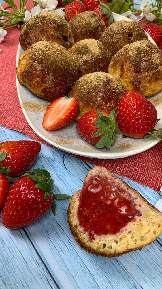 Rezeptbild: Low carb Quarkbällchen aus dem Backofen mit Erdbeerfüllung