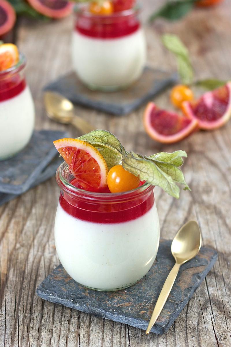 Rezeptbild: Buttermilch Panna Cotta mit Blutorangen
