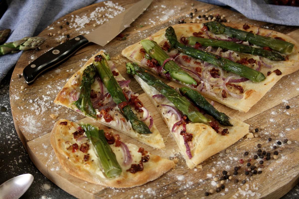 Rezeptbild: Flammkuchen mit grünem Spargel