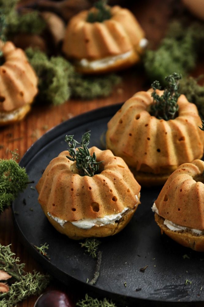 Rezeptbild: KÜRBIS-GUGL MIT BIRNE UND ZIEGENKÄSE