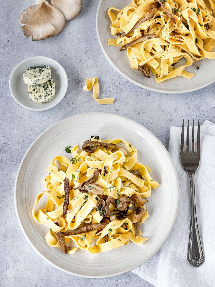 Rezeptbild: Bandnudeln mit Austernpilzen und Kräuterbutter