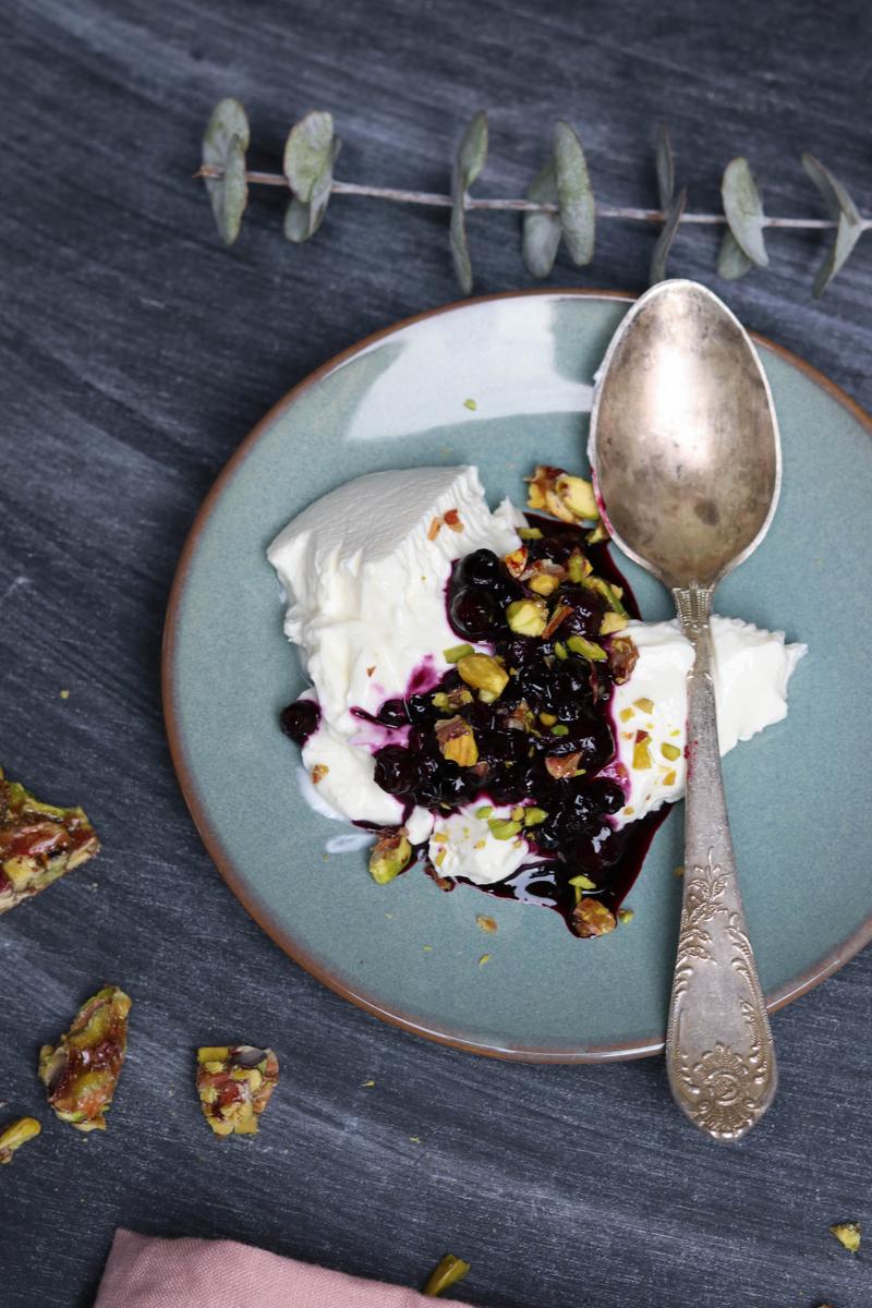 Rezeptbild: Hangop mit Heidelbeersauce und Pistaziencrunch 