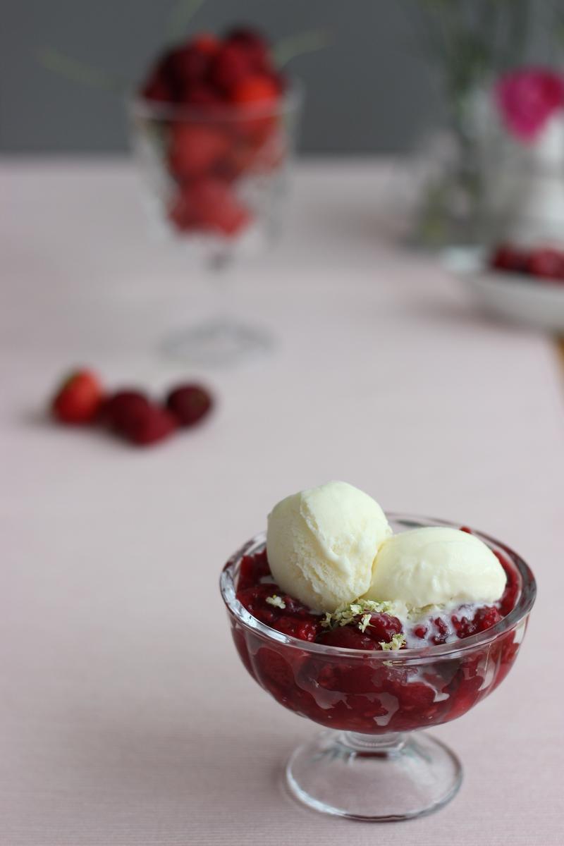 Rezeptbild: Holunderblüteneis mit roter Grütze