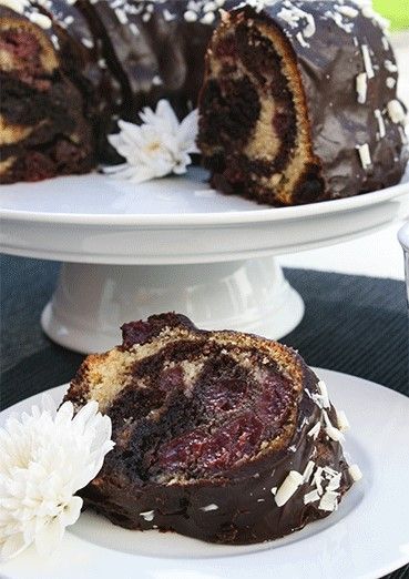 Rezeptbild: Marmor-Gugelhupf mit Kirschen