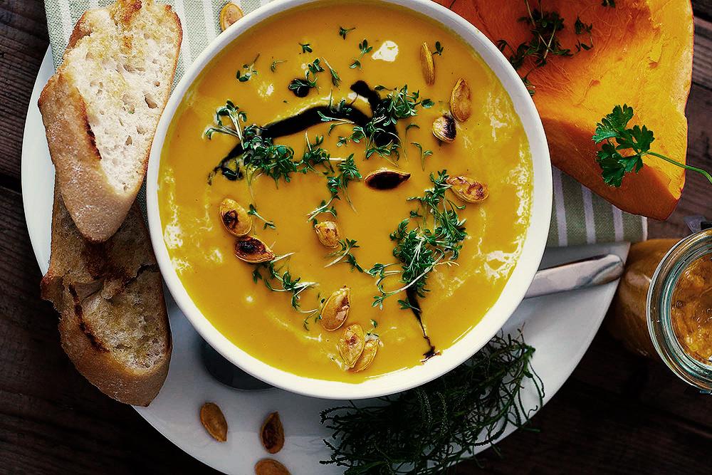 Rezeptbild: Rezept: Schwarzwurzelcremesuppe mit Kresse und gefüllten Blätterteigplätzchen