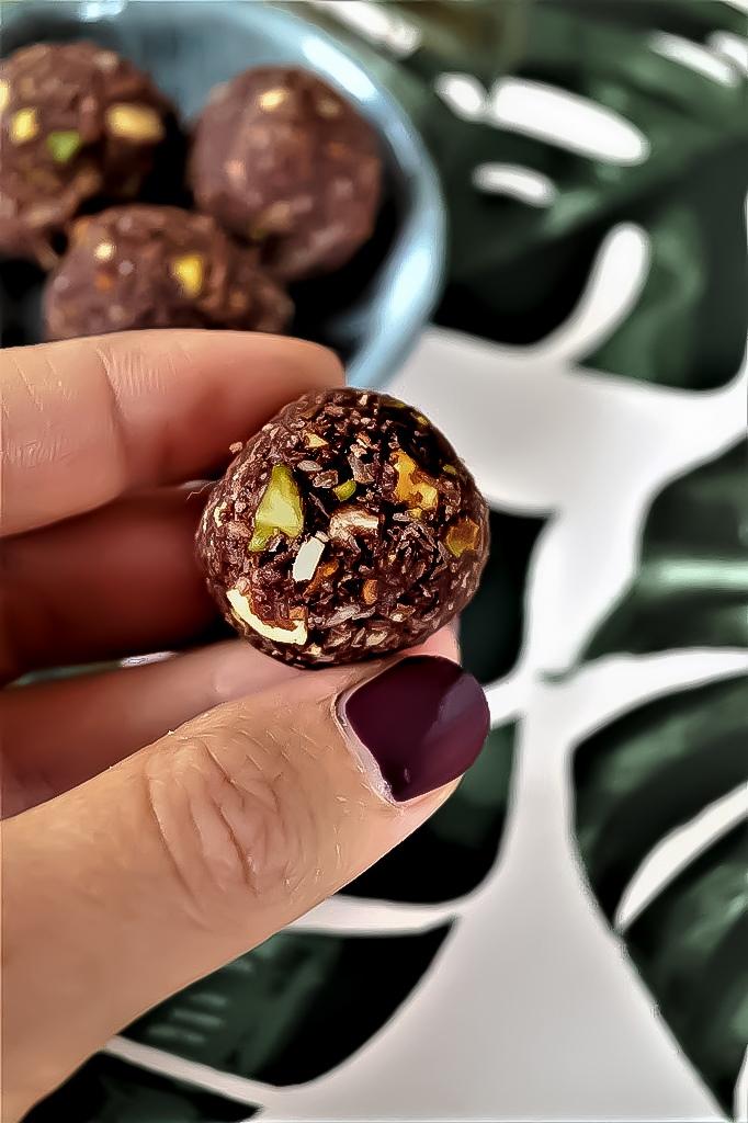 Rezeptbild: Bliss Balls mit Pistazien, Kurkuma, Nüsse und Kakao